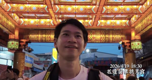 ▲▼Andy替媽祈福。(圖/翻攝自YouTube/Andy老師)