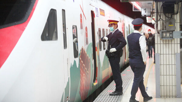 普悠瑪女乘客告台鐵員工跟騷罪不起訴,實情是她不甘逃票被逮須補票172元。(圖/示意圖、報系資料照)