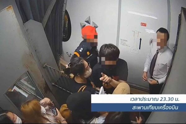 ▲▼22名中國粉追星「死守空橋」癱瘓登機。(圖/翻攝自Facebook/Suvarnabhumi Airport)
