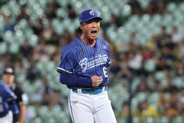 ▲鈴木駿輔、范國宸 。(圖/富邦悍將提供)