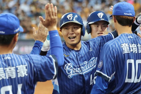 ▲鈴木駿輔、范國宸 。(圖/富邦悍將提供)