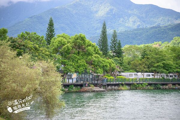 ▲▼黑屋cafe坐落花蓮鯉魚潭畔,落地窗景搭配湖景咖啡時光。(圖/《滿分的旅遊札記》授權提供)