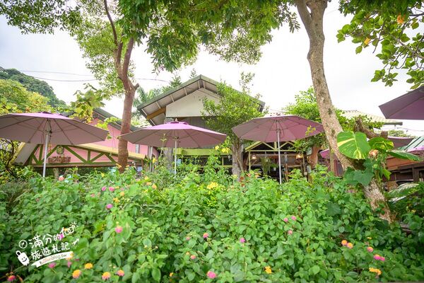 ▲▼黑屋cafe坐落花蓮鯉魚潭畔,落地窗景搭配湖景咖啡時光。(圖/《滿分的旅遊札記》授權提供)