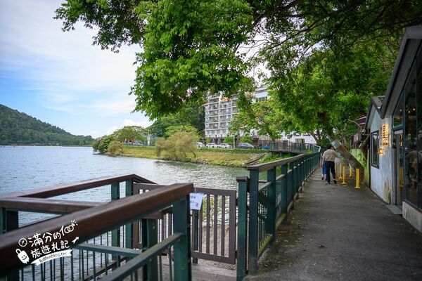▲▼黑屋cafe坐落花蓮鯉魚潭畔,落地窗景搭配湖景咖啡時光。(圖/《滿分的旅遊札記》授權提供)