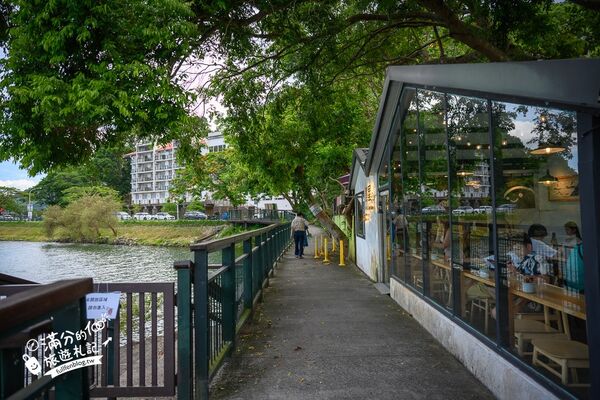 ▲▼黑屋cafe坐落花蓮鯉魚潭畔,落地窗景搭配湖景咖啡時光。(圖/《滿分的旅遊札記》授權提供)