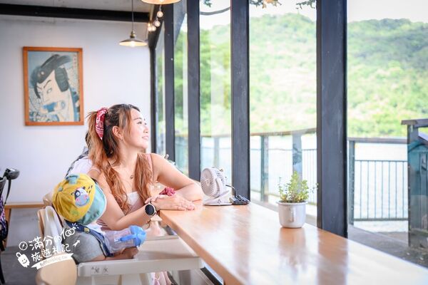 ▲▼黑屋cafe坐落花蓮鯉魚潭畔,落地窗景搭配湖景咖啡時光。(圖/《滿分的旅遊札記》授權提供)