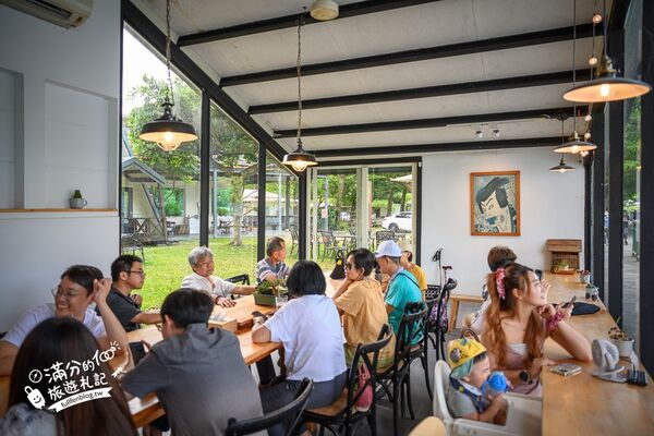 ▲▼黑屋cafe坐落花蓮鯉魚潭畔,落地窗景搭配湖景咖啡時光。(圖/《滿分的旅遊札記》授權提供)