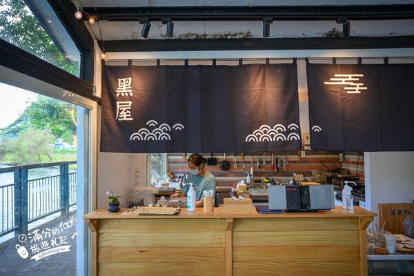 ▲▼黑屋cafe坐落花蓮鯉魚潭畔,落地窗景搭配湖景咖啡時光。(圖/《滿分的旅遊札記》授權提供)