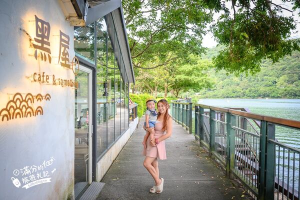 ▲▼黑屋cafe坐落花蓮鯉魚潭畔,落地窗景搭配湖景咖啡時光。(圖/《滿分的旅遊札記》授權提供)