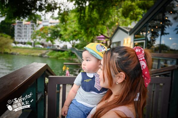 ▲▼黑屋cafe坐落花蓮鯉魚潭畔,落地窗景搭配湖景咖啡時光。(圖/《滿分的旅遊札記》授權提供)