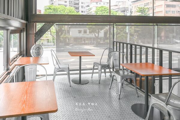 ▲▼德正咖啡藏在汐止康寧街的鐵皮屋裡,是一家不限時咖啡廳。(圖/《周花花》授權提供)
