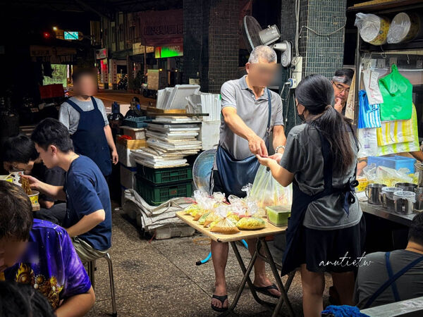 ▲▼三小時涼麵只在半夜12點到凌晨3點營業,藏在萬華環南市場旁的水電行裡。(圖/《水晶安蹄》授權提供)