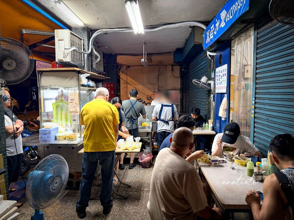 ▲▼三小時涼麵只在半夜12點到凌晨3點營業,藏在萬華環南市場旁的水電行裡。(圖/《水晶安蹄》授權提供)