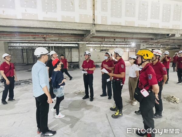 ▲台南市政府消防局第七大隊前往「台南希爾頓世家酒店」建案工地,實地踏勘高層建築救災動線。(記者林東良翻攝,下同)