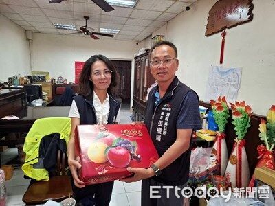 ▲霧峰區長張慶庸(右)代表盧市長慰問吳里長。(圖/台中市政府提供)