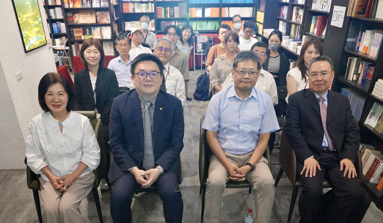 ▲▼臺北租賃公會與商研院舉辦金融賦能講座,聚焦中小企業財務韌性與金融支持。商研院副院長張皇珍(前排左1)擔任主持人,臺北租賃公會理事陳瑞興(前排左2)、國立政治大學經濟學系教授洪福聲。(圖/臺北租賃公會提供)