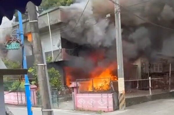 ▲宜蘭縣南澳鄉博愛路一處2層樓住宅發生火警。(圖/記者游芳男翻攝)