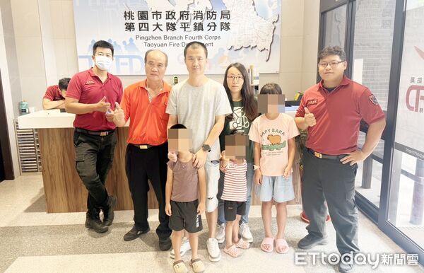 ▲桃園市平鎮區范姓男子日前帶著全家人向平鎮消防分隊致謝,感謝及時送醫挽回性命。(圖/記者沈繼昌翻攝)