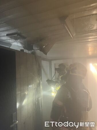 ▲台南市北區公園南路一棟辦公大樓7日下午發生火警,消防局出動17車、41人前往搶救。(記者林東良翻攝)