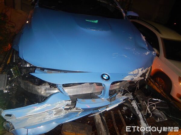 ▲▼BMW台74超車失控翻覆,駕駛一度受困車內。(圖/民眾提供,下同)