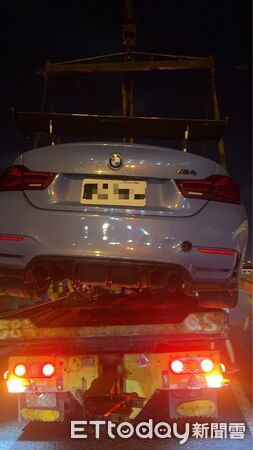 ▲▼BMW台74超車失控翻覆,駕駛一度受困車內。(圖/民眾提供,下同)