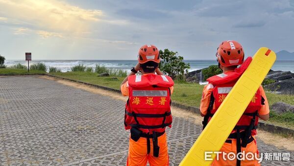 ▲白海豚逼近掀6米巨浪!海巡加強巡查勸離。(圖/記者郭世賢翻攝)