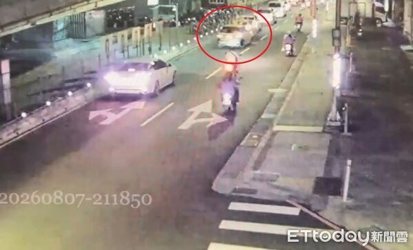 ▲▼吳女駕駛計程車聽客人更改目的地時,分心不慎撞上前方的計程車。(圖/記者陸運陞翻攝)