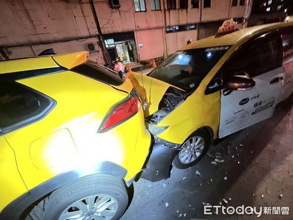 ▲▼吳女駕駛計程車聽客人更改目的地時,分心不慎撞上前方的計程車。(圖/記者陸運陞翻攝)