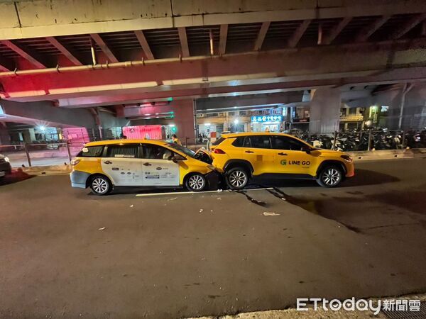▲▼吳女駕駛計程車聽客人更改目的地時,分心不慎撞上前方的計程車。(圖/記者陸運陞翻攝)