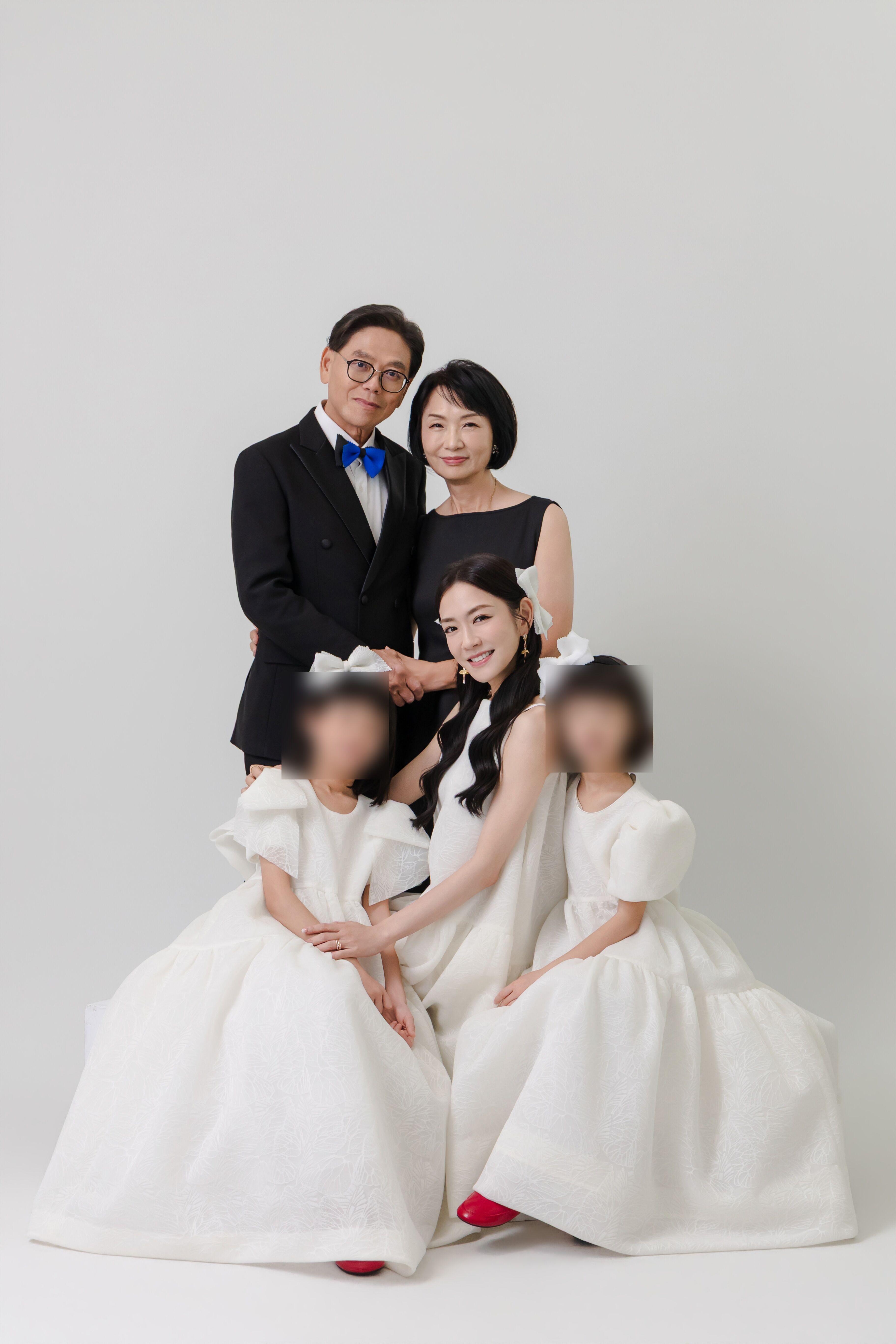 ▲楊千霈帶著爸媽、女兒們拍攝全家福。(圖/楊千霈提供)