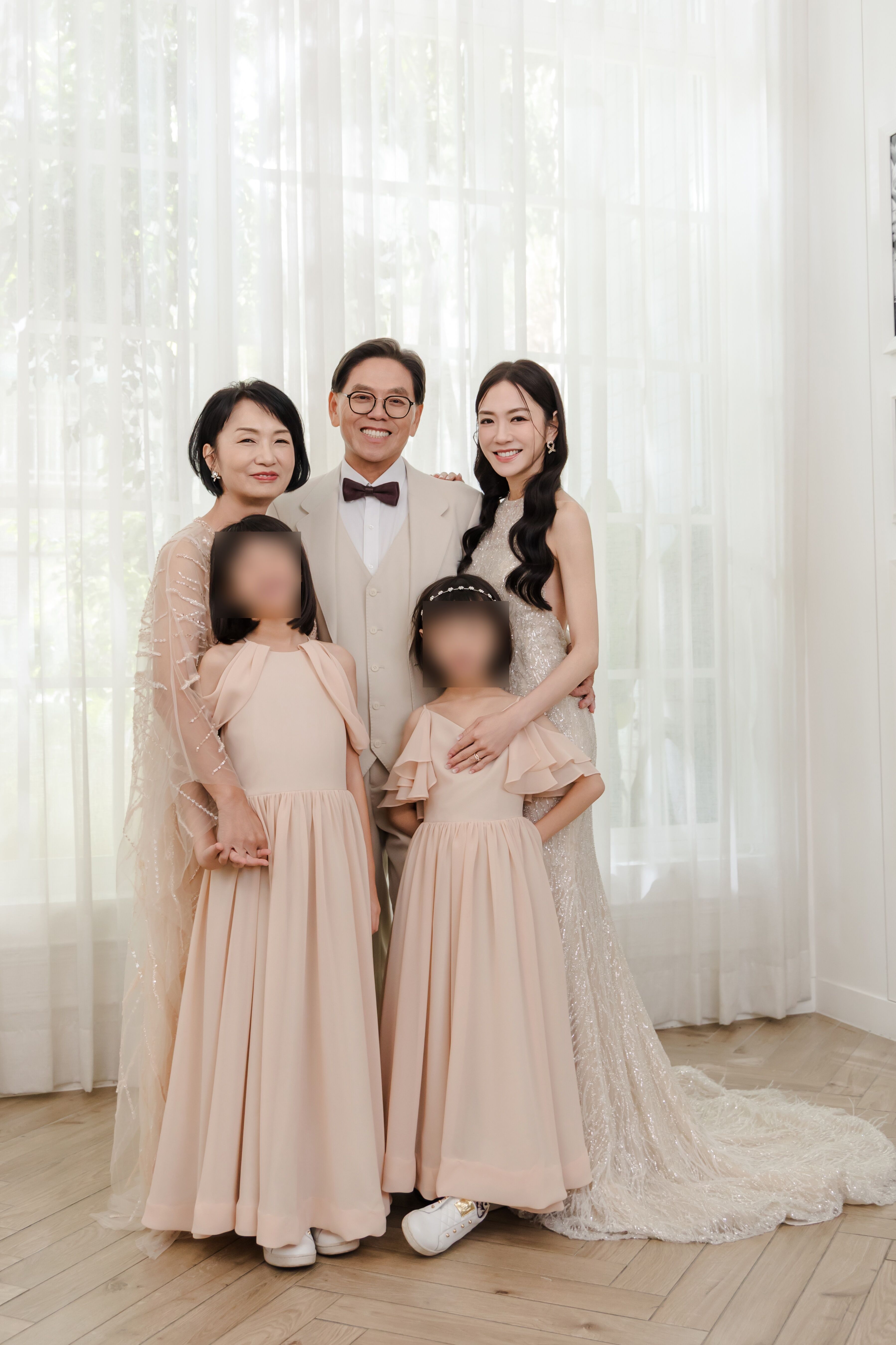 ▲楊千霈帶著爸媽、女兒們拍攝全家福。(圖/楊千霈提供)