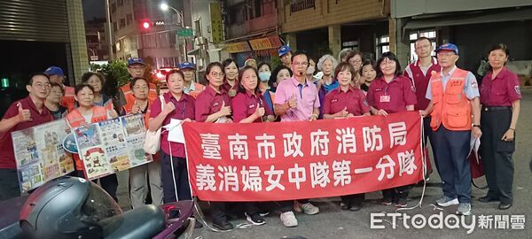 ▲台南市消防局德興消防分隊攜手婦宣及文南里社區巡守隊,深入社區辦理防火防災宣導。(記者林東良翻攝,下同)