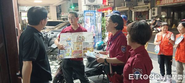 ▲台南市消防局德興消防分隊攜手婦宣及文南里社區巡守隊,深入社區辦理防火防災宣導。(記者林東良翻攝,下同)