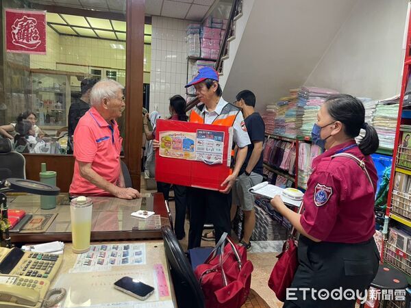 ▲台南市消防局德興消防分隊攜手婦宣及文南里社區巡守隊,深入社區辦理防火防災宣導。(記者林東良翻攝,下同)