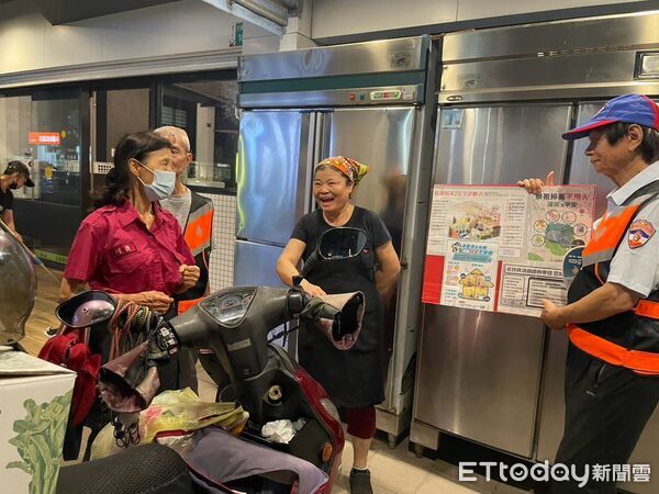 ▲台南市消防局德興消防分隊攜手婦宣及文南里社區巡守隊,深入社區辦理防火防災宣導。(記者林東良翻攝,下同)