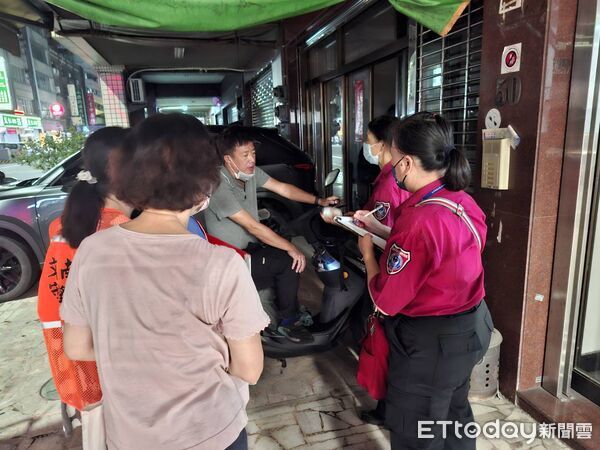 ▲台南市消防局德興消防分隊攜手婦宣及文南里社區巡守隊,深入社區辦理防火防災宣導。(記者林東良翻攝,下同)