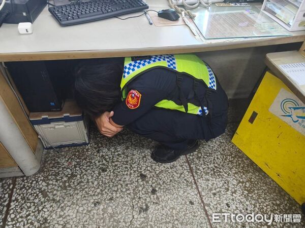 ▲台東縣成功分局實施駐地疏散避難演練。(圖/記者楊晨東翻攝)