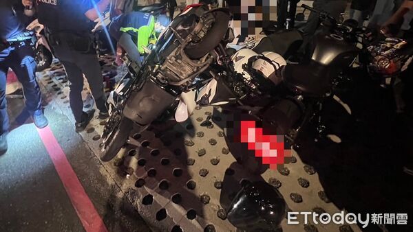 ▲基隆少年無照逆向超車「撞翻4機車」 2騎士送醫。(圖/記者郭世賢翻攝)