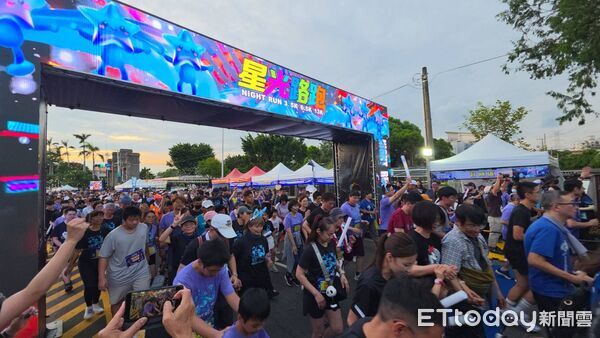 ▲▼ 父愛如山‧星光相伴!嘉義雙潭路跑父親節歡樂開跑 4,000跑者夜奔雙潭。黃敏惠宣告11月接棒國際賽 邀全球頂尖跑者同場較勁 。(圖/記者翁伊森攝)