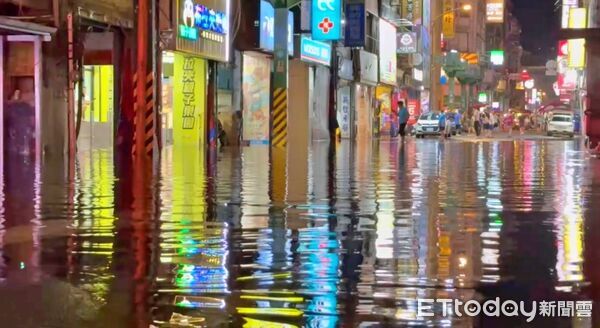 ▲基隆廟口夜市淹成河 店家怨:沒下雨就泡水。(圖/記者郭世賢翻攝)