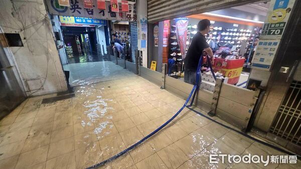 ▲基隆廟口夜市淹成河 店家怨:沒下雨就泡水。(圖/記者郭世賢翻攝)