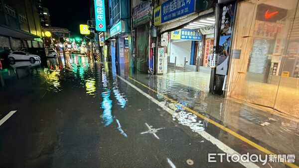 ▲基隆廟口夜市淹成河 店家怨:沒下雨就泡水。(圖/記者郭世賢翻攝)