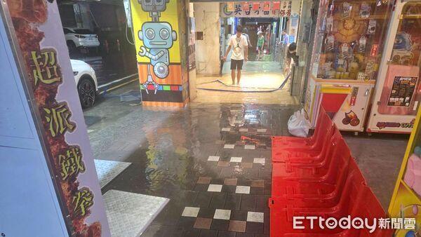 ▲基隆廟口夜市淹成河 店家怨:沒下雨就泡水。(圖/記者郭世賢翻攝)