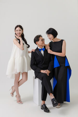 ▲楊千霈帶著爸媽、女兒們拍攝全家福。(圖/楊千霈提供)