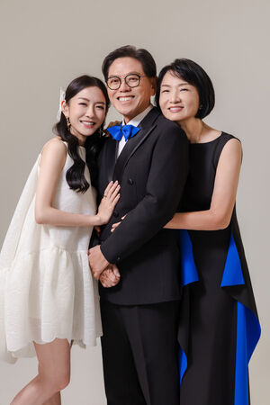 ▲楊千霈帶著爸媽、女兒們拍攝全家福。(圖/楊千霈提供)