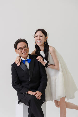 ▲楊千霈帶著爸媽、女兒們拍攝全家福。(圖/楊千霈提供)