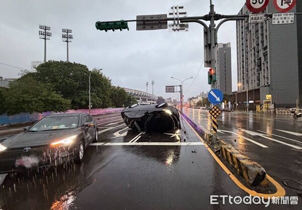 ▲邱姓男子駕車自撞分隔島後翻車。(圖/桃園警分局提供)