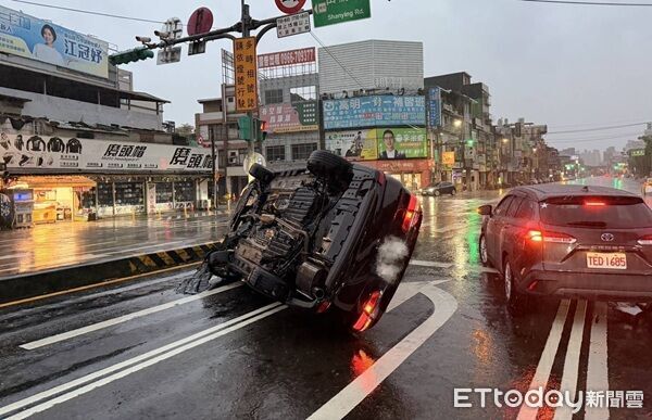 ▲邱男從翻覆車內自行脫困後逃離現場,警方將通知到案依法開罰。(圖/桃園警分局提供)