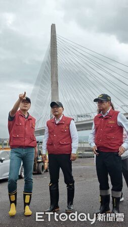 ▲▼侯友宜市長聽取淡海輕軌工程防颱應變措施,侯友宜市長率團隊視察淡江大橋防颱 。(圖/記者陳以昇翻攝)