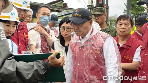 ▲▼侯友宜市長聽取淡海輕軌工程防颱應變措施,侯友宜市長率團隊視察淡江大橋防颱 。(圖/記者陳以昇翻攝)